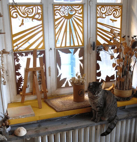 Vitrine de Linaigrette à Dinan en papier découpé, avec Palette le chat Vitrine de Linaigrette à Dinan en papier découpé, avec Palette le chat